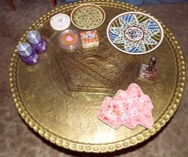 ANTIQUE EMBOSSED BRASS PIE CRUST TABLE WITH FOLDING WOODEN BASE
