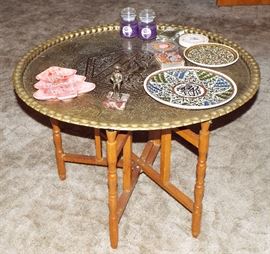 ANTIQUE EMBOSSED BRASS PIE CRUST TABLE WITH FOLDING WOODEN BASE
