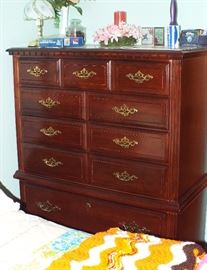 BROYHILL CHERRY FOUR POSTER WITH BROKEN PEDIMENT HEAD BOARD, DRESSER AND MIRROR, CHEST OF DRAWERS AND NIGHTSTAND