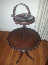 Smoking stand with pipe