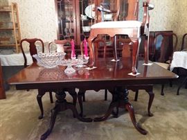 Pennsylvania house Dining room table eight chairs plus 2 leaves . solid American beauty