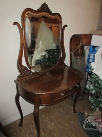 VINTAGE DRESSING TABLE