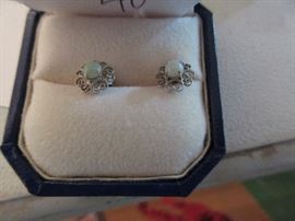 THIS SALE HAS 10KT TO 14KT/ DIAMONDS / GARNETS / JADE / STERLING / RUBIES / OPALS