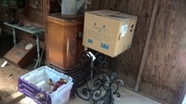 OLD CONSOLE RADIO; QUOIZEL HANGING ART GLASS LAMP