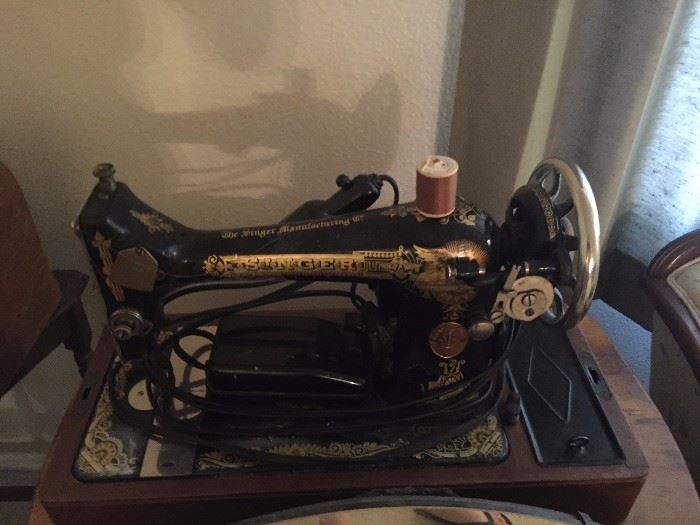Antique Singer sewing machine excellent cond. $100.00 obo