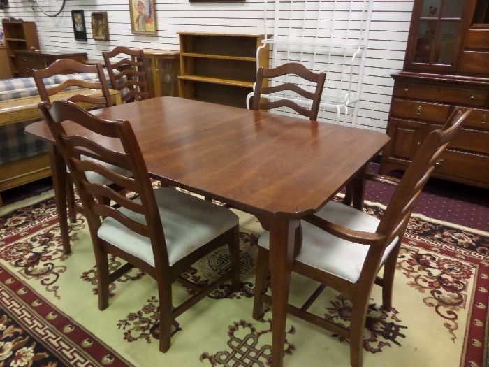 Ducks Unlimited by Kincaid Home Furnishings - table - 8 chairs - hutch and side board with two leaves (very very nice) has table cover