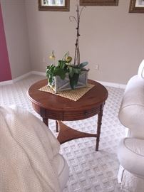 ROUND SIDE TABLE WITH DRAWER