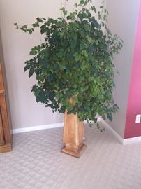 BEAUTIFUL FAUX PLANT--HOME DECOR'