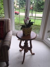 SOLID WOOD SIDE TABLE WITH FLOWER ARRANGEMENT