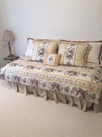 TWIN MATTRESS AND BEDDING
