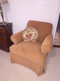 CARAMEL/TAN FABRIC UPHOLSTERED CHAIR