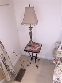 SMALL TABLE WITH LAMP