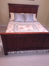 TRADITIONAL SOLID OAK QUEEN SIZE BED AND MATTRESS