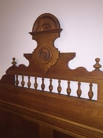 ANTIQUE EARLY AMERICAN FULL SIZE BED WITH MATTRESS