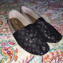 TOMS SHOES SIZE 6