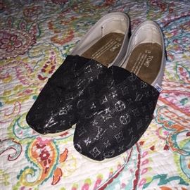 TOMS SHOES SIZE 6