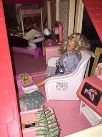 BARBIE DOLLHOUSE