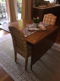 SOLID WOOD DINING ROOM TABLE WITH 2 LEAFS AND FOLDING SIDES