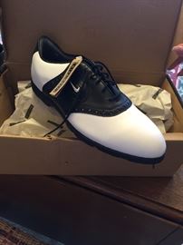 BRAND NEW MENS NIKE GOLF SHOES SIZE 10
