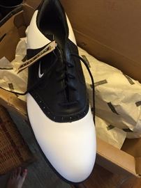BRAND NEW MENS NIKE GOLF SHOES SIZE 10
