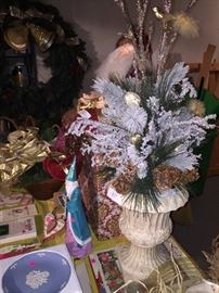 HOLIDAY & CHRISTMAS DECOR'