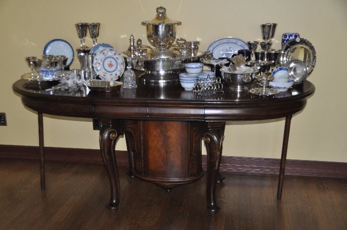 Spectacular Queen Anne style oval extension dining table, C. 1890