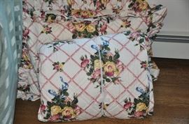 Twin size bedspread with 2 pillow shams and pillows
