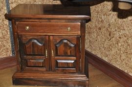 Wonderful small Ethan Allen end table/night stand
