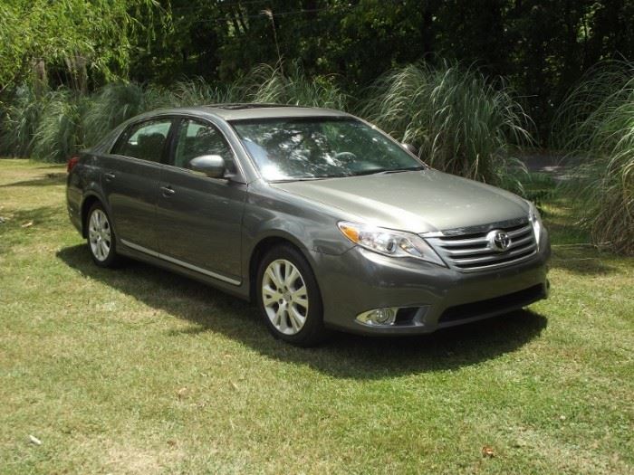 2012 Toyota Avalon, one owner, clean CarFax , exceptional condition, clean title , 91,700 miles, vehicle is not even broken in . 3.5 Liter V6, Automatic, Dual zone A/C ,leather heated seats, many more options. Come see in person and give this beautiful car a new home ! 