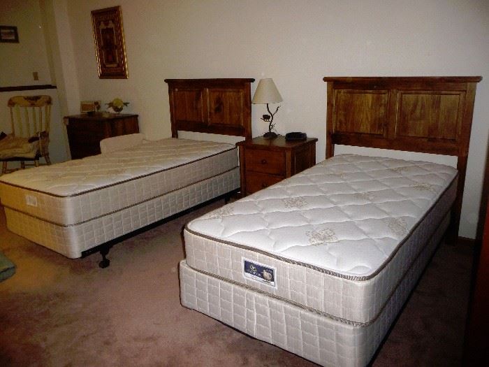 CLEAN twin beds / lamp chests 