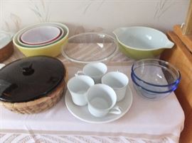 Vintage Pyrex nesting bowls to left and other vintage Pyrex pieces