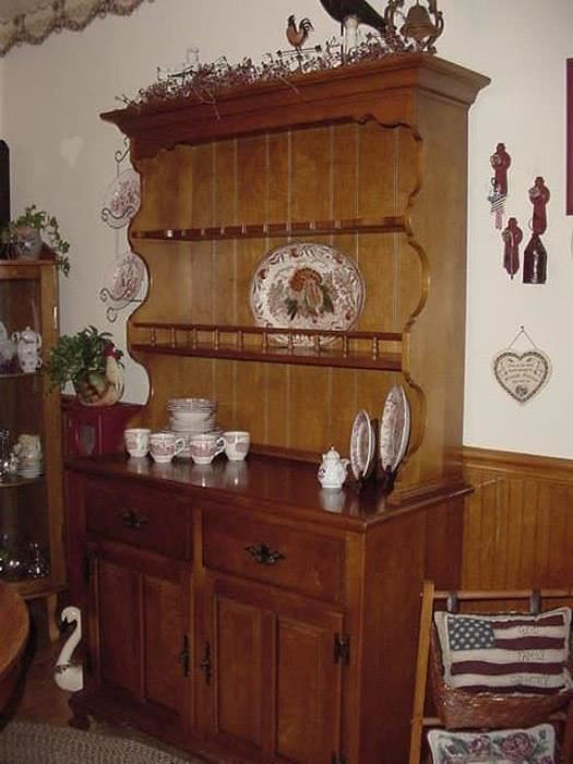 Hutch/China Cabinet