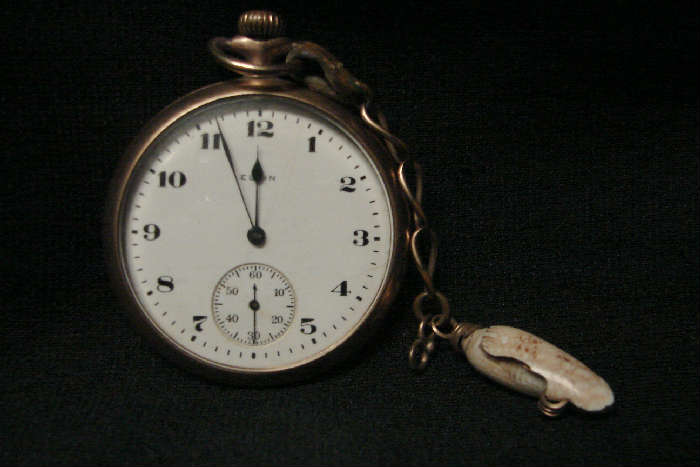 Elgin mens pocket watch with fob.  Gilded case, runs well, early 1900s