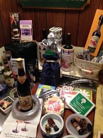 Wine culture, part napkins, wine stoppers, ice buckets