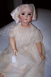 Beautiful French doll - she is in excellent condition - unfortunately, she has no wig/hair - (thus the scarf) - which is a minor problem.