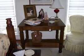 Oak desk with New York block legs - shelf on the bottom - center drawer - excellent condition