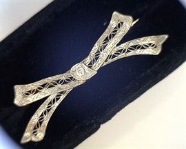 18K white gold bar pin with center diamond