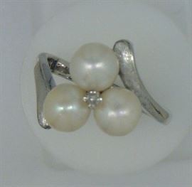 14K white gold pearl ring with center small diamond