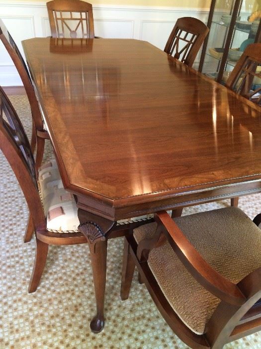 Dining Table with 2 leaves & Pads