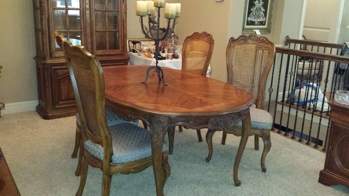 dining table "Brittany by Heritage" 4 chairs 2 leaves