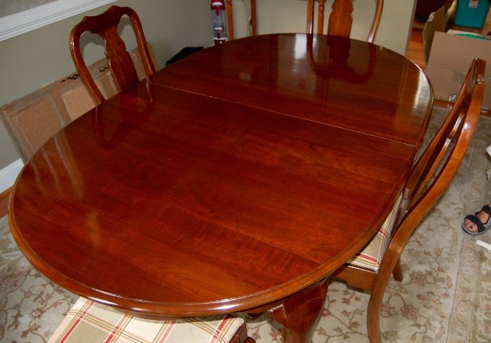 BEAUTIFUL CHERRY PENNSYLVANIA HOUSE DINING ROOM TABLE WITH TWO LEAVES AND PAD