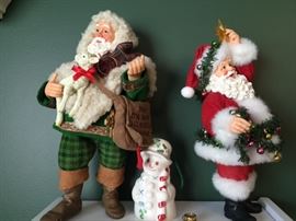 2 Santa figurines