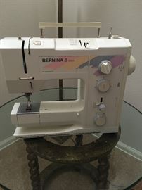 BERNINA MODEL 1005 SEWING MACHINE WITH ACCESSORIES