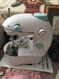 SMALL TRAVEL PERSONAL SEWER  SEWING MACHINE