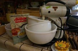 Sunbeam mixer with all accessories including juicer and the original manual!