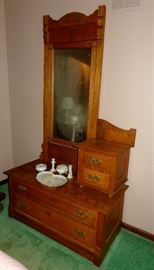 BEAUTIFUL OAK EASTLAKE DRESSER