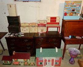 LOTS OF TIN LITHO MINIATURE DOLL HOUSES KITCHEN APPLIANCES FURNITURE GROCERY SHELVES