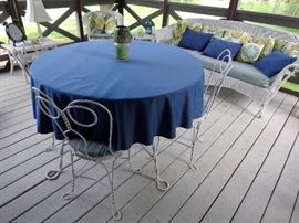 VINTAGE WHITE WROUGHT IRON ICE CREAM PARLOR STYLE TABLE & 4 CHAIRS PATIO SUNROOM SET