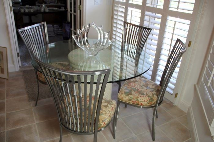 Kitchen table with 4 Metal Chairs - Beautiful Quality!