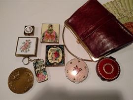 Vintage compacts and a vintage handbag